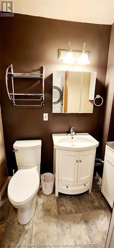 1050 Bartlet, Windsor, ON - Indoor Photo Showing Bathroom