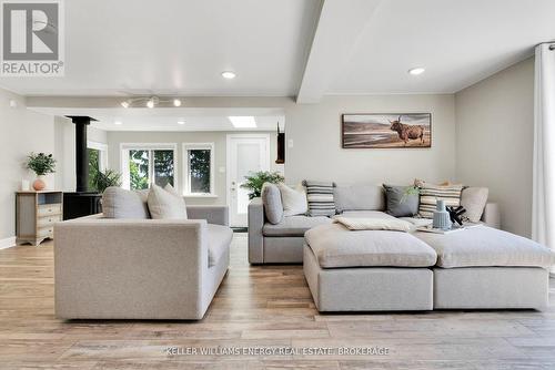 978 Newtonville Road, Clarington (Newcastle), ON - Indoor Photo Showing Living Room