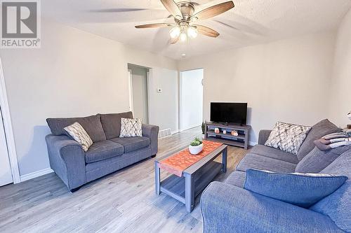 76 Elmwood Ave, Sault Ste. Marie, ON - Indoor Photo Showing Living Room