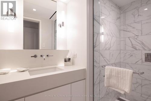 17 Ardwold Gate, Toronto, ON - Indoor Photo Showing Bathroom