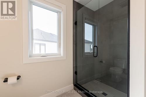 1600 Medway Park Drive, London, ON - Indoor Photo Showing Bathroom