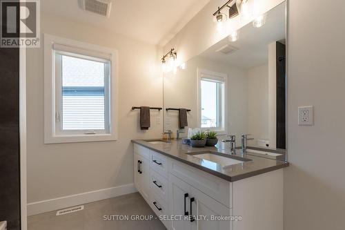 1600 Medway Park Drive, London, ON - Indoor Photo Showing Bathroom