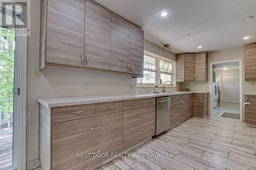 1 Highland Drive, Tillsonburg, ON - Indoor Photo Showing Kitchen