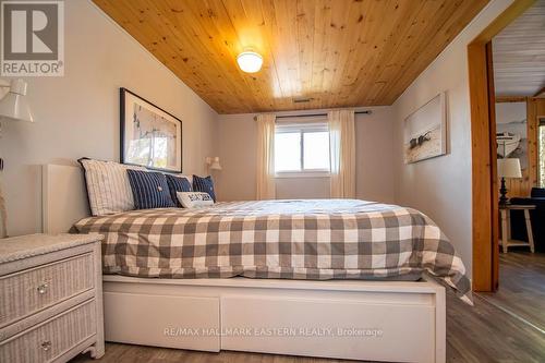 144 Northern Avenue, Galway-Cavendish And Harvey, ON - Indoor Photo Showing Bedroom