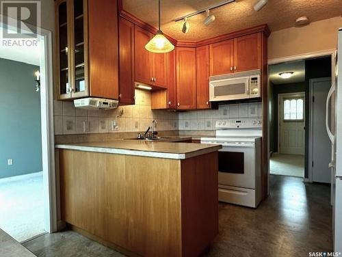 214 10Th Avenue W, Melville, SK - Indoor Photo Showing Kitchen