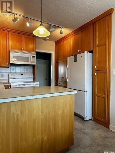 214 10Th Avenue W, Melville, SK - Indoor Photo Showing Kitchen