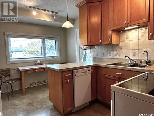 214 10Th Avenue W, Melville, SK - Indoor Photo Showing Kitchen With Double Sink