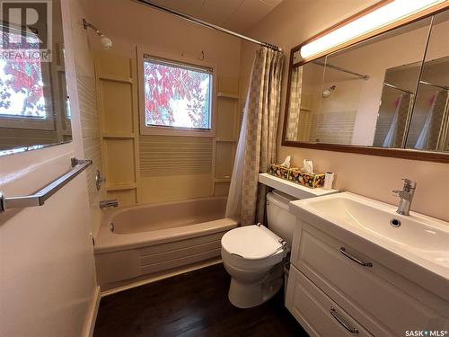 89 11Th Street, Weyburn, SK - Indoor Photo Showing Bathroom