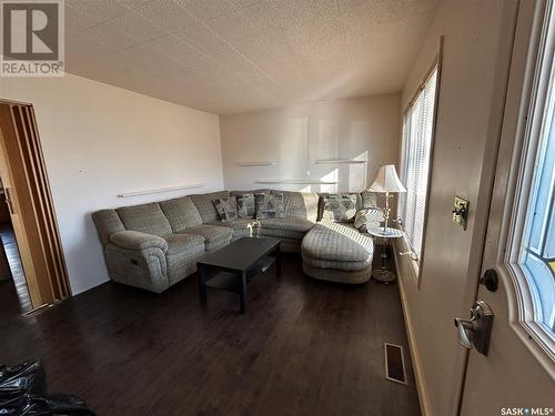 89 11Th Street, Weyburn, SK - Indoor Photo Showing Living Room