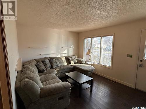 89 11Th Street, Weyburn, SK - Indoor Photo Showing Living Room