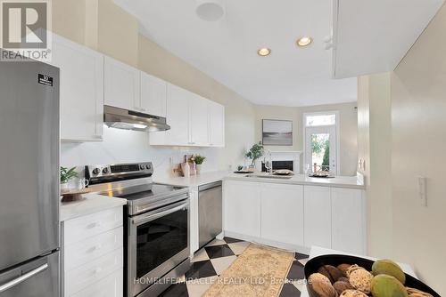 1403 Treeland Street, Burlington, ON - Indoor Photo Showing Kitchen