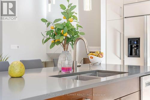 3210 Flanagan Crescent, Mississauga, ON - Indoor Photo Showing Kitchen With Double Sink