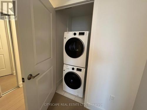 1001 - 202 Burnhamthorpe Road E, Mississauga, ON - Indoor Photo Showing Laundry Room