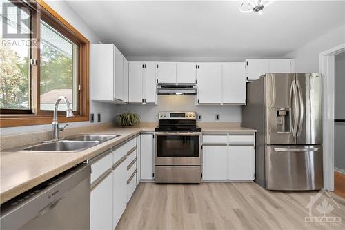 19 Woodwind Crescent, Ottawa, ON - Indoor Photo Showing Kitchen With Stainless Steel Kitchen With Double Sink