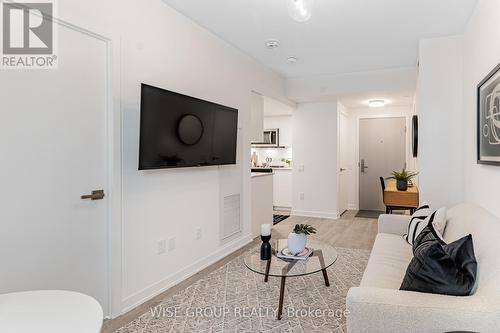 530 - 500 Wilson Avenue, Toronto, ON - Indoor Photo Showing Living Room