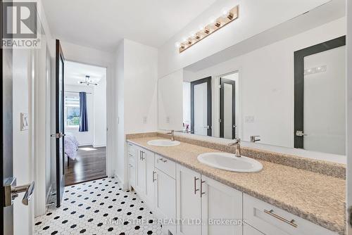 829 Elvidge Trail, Newmarket, ON - Indoor Photo Showing Bathroom