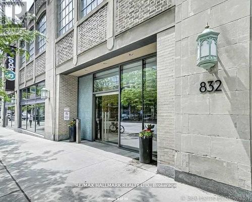 3705 - 832 Bay Street, Toronto, ON - Outdoor