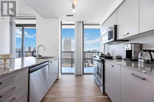 3705 - 832 Bay Street, Toronto, ON - Indoor Photo Showing Kitchen With Upgraded Kitchen