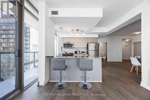 3705 - 832 Bay Street, Toronto, ON - Indoor Photo Showing Kitchen With Upgraded Kitchen