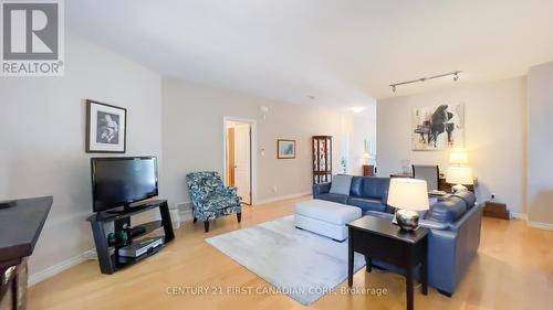 5 Oakwood Links Lane, Lambton Shores (Grand Bend), ON - Indoor Photo Showing Living Room