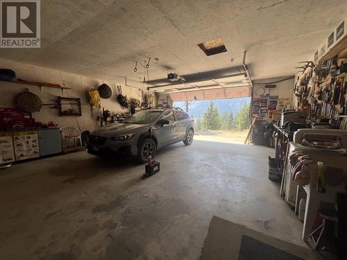 7465 Bwater Rd Road, Castlegar, BC - Indoor Photo Showing Garage