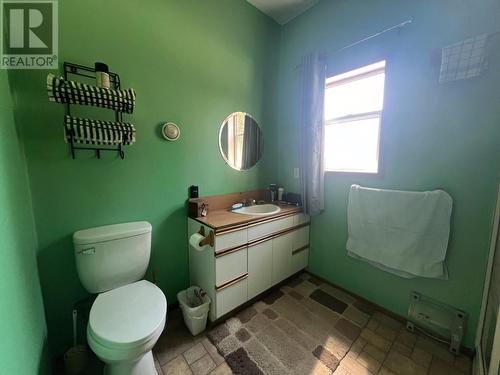 7465 Bwater Rd Road, Castlegar, BC - Indoor Photo Showing Bathroom