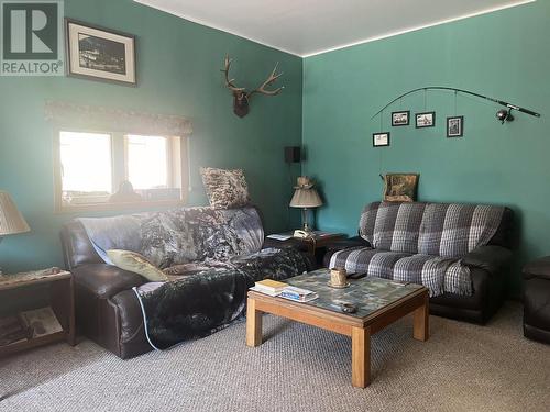 7465 Bwater Rd Road, Castlegar, BC - Indoor Photo Showing Living Room