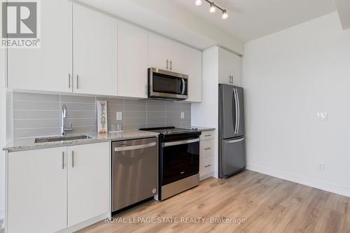 1604 - 335 Wheat Boom Drive, Oakville, ON - Indoor Photo Showing Kitchen With Upgraded Kitchen