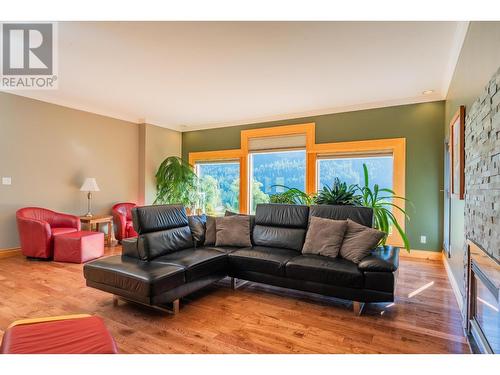 1628 Thrums Road, Thrums, BC - Indoor Photo Showing Living Room