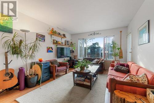 644-646 Patterson Avenue, Kelowna, BC - Indoor Photo Showing Living Room