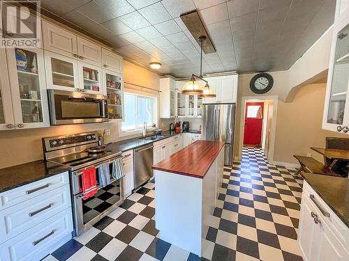 618 Papineau Street, Penticton, BC - Indoor Photo Showing Kitchen With Stainless Steel Kitchen