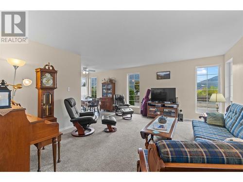 5380 Canoe Beach Drive Ne, Salmon Arm, BC - Indoor Photo Showing Living Room