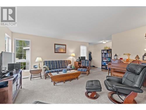 5380 Canoe Beach Drive Ne, Salmon Arm, BC - Indoor Photo Showing Living Room