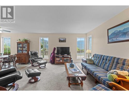 5380 Canoe Beach Drive Ne, Salmon Arm, BC - Indoor Photo Showing Living Room