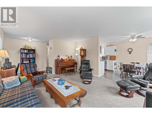 5380 Canoe Beach Drive Ne, Salmon Arm, BC - Indoor Photo Showing Living Room