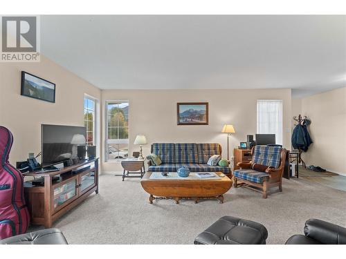 5380 Canoe Beach Drive Ne, Salmon Arm, BC - Indoor Photo Showing Living Room