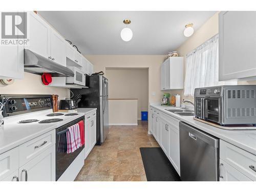 5380 Canoe Beach Drive Ne, Salmon Arm, BC - Indoor Photo Showing Kitchen With Double Sink