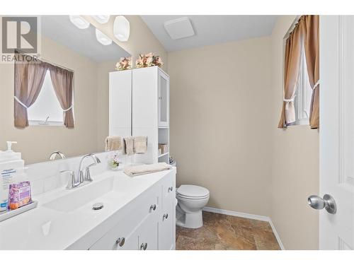 5380 Canoe Beach Drive Ne, Salmon Arm, BC - Indoor Photo Showing Bathroom