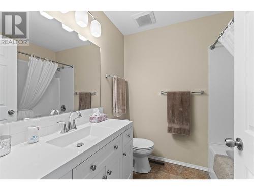 5380 Canoe Beach Drive Ne, Salmon Arm, BC - Indoor Photo Showing Bathroom