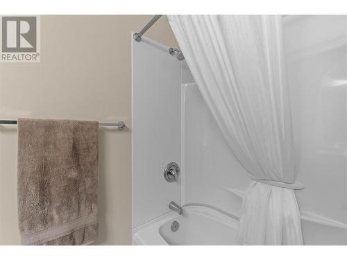 5380 Canoe Beach Drive Ne, Salmon Arm, BC - Indoor Photo Showing Bathroom