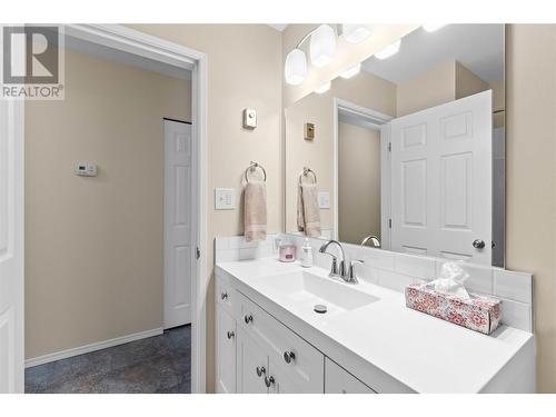 5380 Canoe Beach Drive Ne, Salmon Arm, BC - Indoor Photo Showing Bathroom