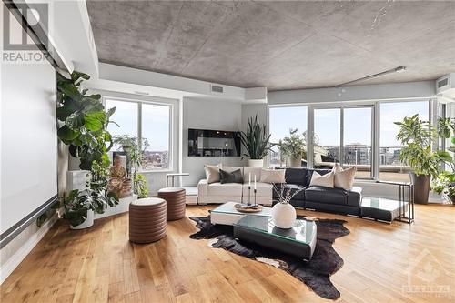 2701 - 195 Besserer Street, Lower Town - Sandy Hill (4003 - Sandy Hill), ON - Indoor Photo Showing Living Room