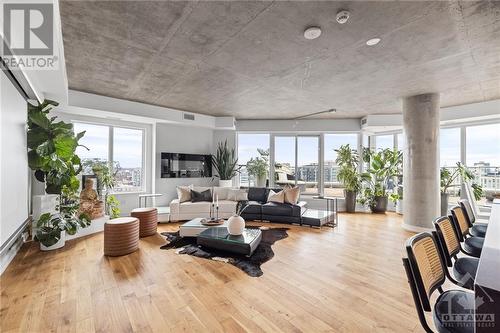 2701 - 195 Besserer Street, Lower Town - Sandy Hill (4003 - Sandy Hill), ON - Indoor Photo Showing Living Room