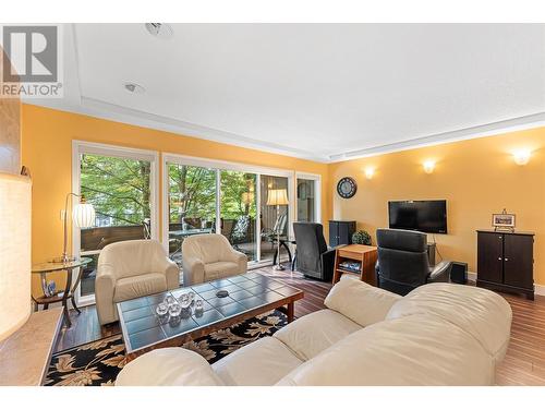 539 Sutherland Avenue Unit# 106, Kelowna, BC - Indoor Photo Showing Living Room