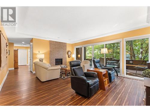 539 Sutherland Avenue Unit# 106, Kelowna, BC - Indoor Photo Showing Living Room With Fireplace