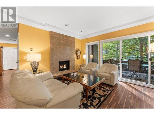 539 Sutherland Avenue Unit# 106, Kelowna, BC - Indoor Photo Showing Living Room With Fireplace