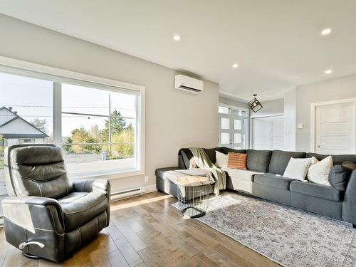 Living room - 774 Rue Mcauley, Coaticook, QC - Indoor Photo Showing Living Room