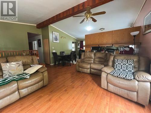 210 Belmond Road, Salmo, BC - Indoor Photo Showing Living Room