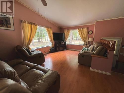 210 Belmond Road, Salmo, BC - Indoor Photo Showing Living Room