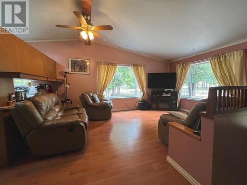 210 Belmond Road, Salmo, BC - Indoor Photo Showing Living Room